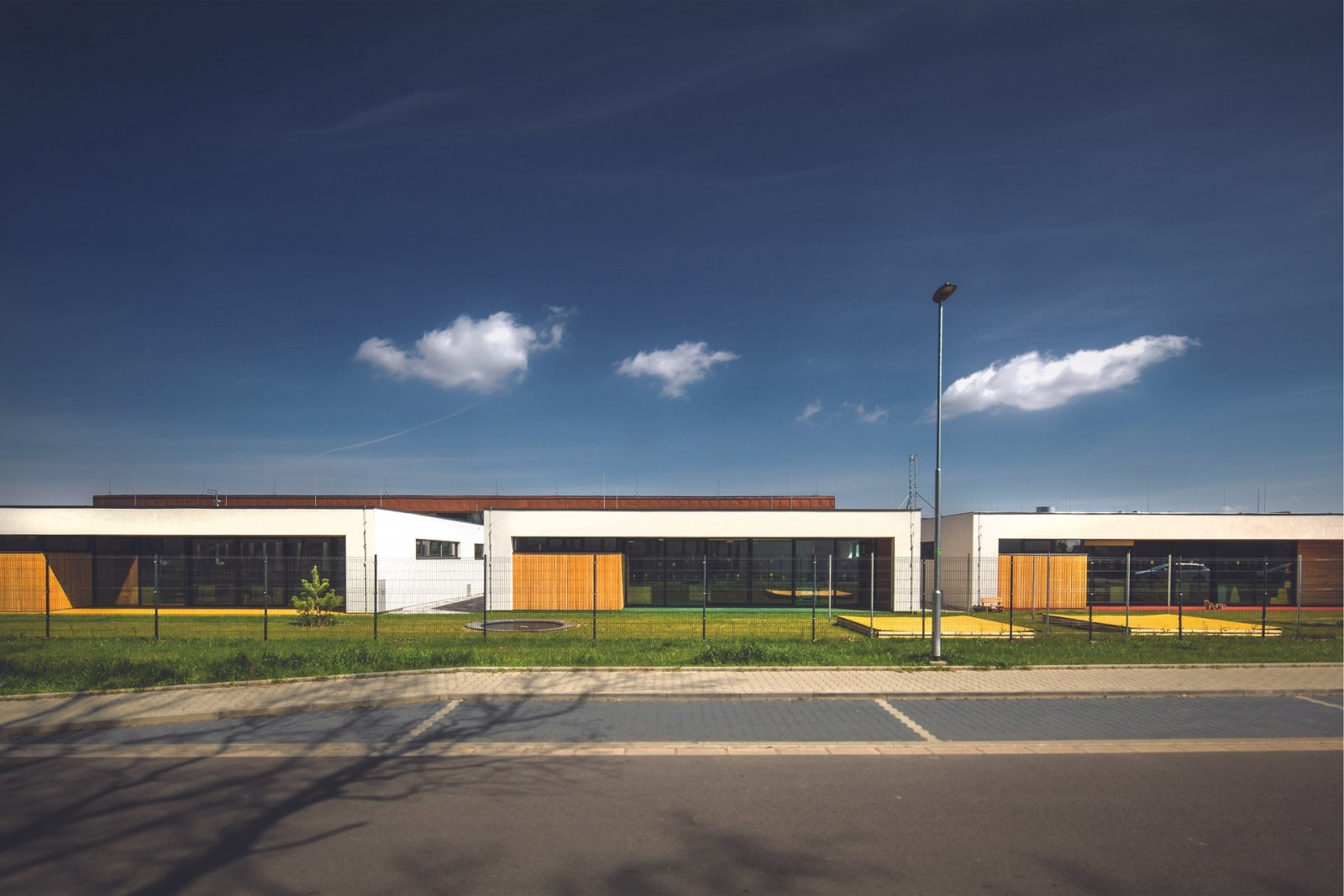 Mateřská škola Doubek v Pardubicích, Med Pavlík architekti: Do zahrady se obracejí jednotlivé pavilony