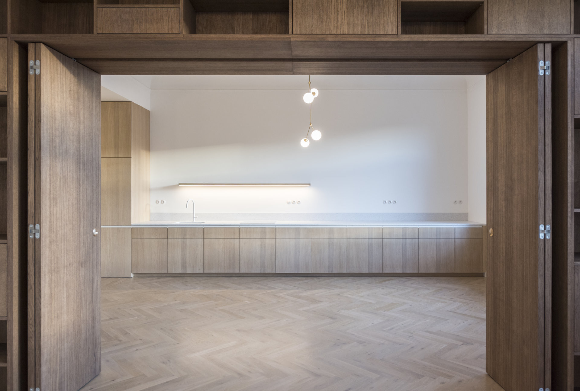 DEVOTO realizovalo interiérové vybavení rekonstrukce secesního bytu na Masarykově nábřeží (martin cenek architecture)