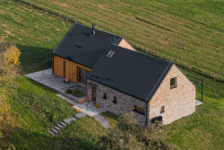 Lukáš Janout Architects jsou autory archetypálního rodinného domu v západních Čechách