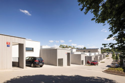 Pohled na řadové domy (Obytný soubor Dolina v Lysolajích, knesl kynčl architekti)