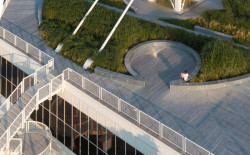 Křižíkovy pavilony prošly rekonstrukcí a získaly pobytovou zelenou střechu. (Rekonstrukce Křižíkových pavilonů na Výstavišti)