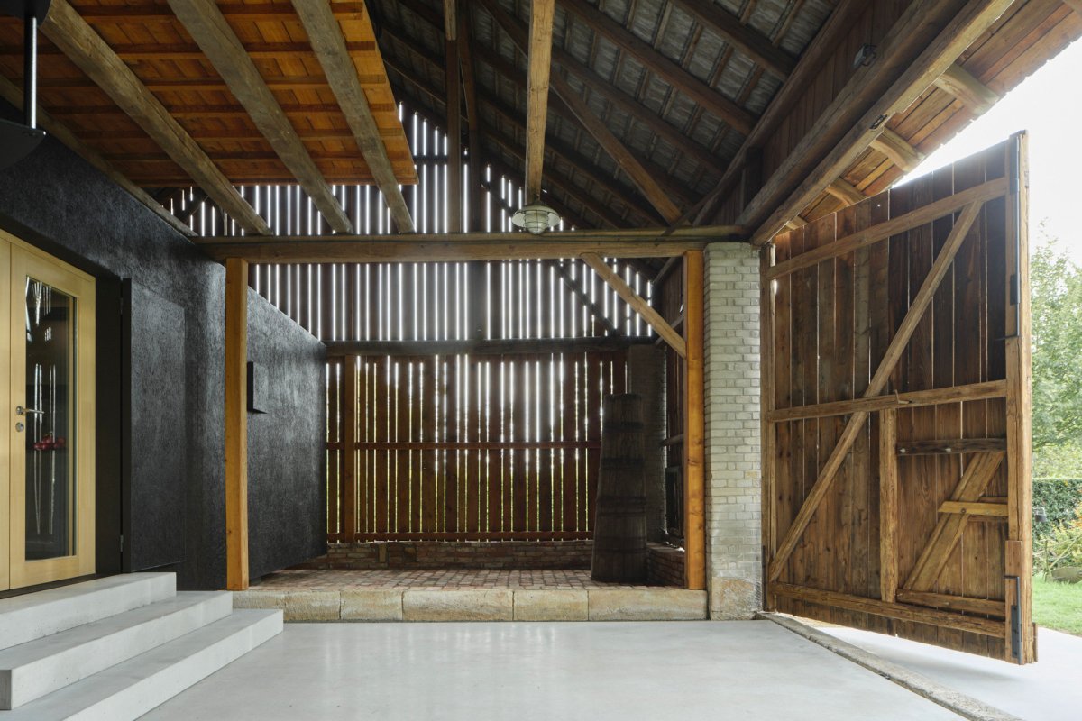 Betonový "koberec" a otevřená vrata (Krabice ve stodole; Facha architekti)