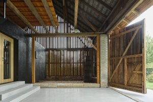 Betonový "koberec" a otevřená vrata (Krabice ve stodole; Facha architekti)