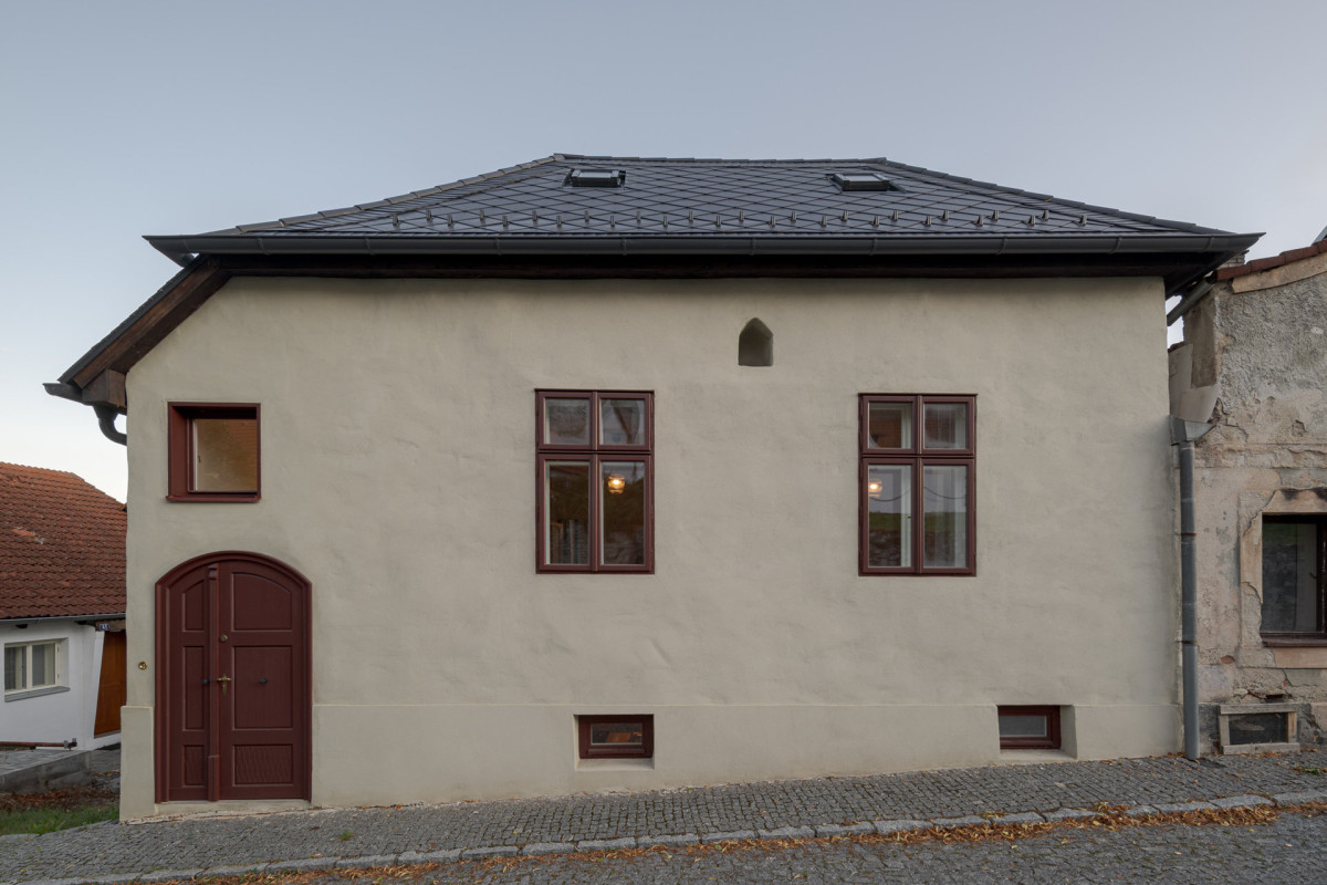 Fasáda se u rekonstrukcí historických budov nemusí zakrýt polystyrenem. (Rykonstrukce bývalé Synagogy v Rabí; MAM ateliér)
