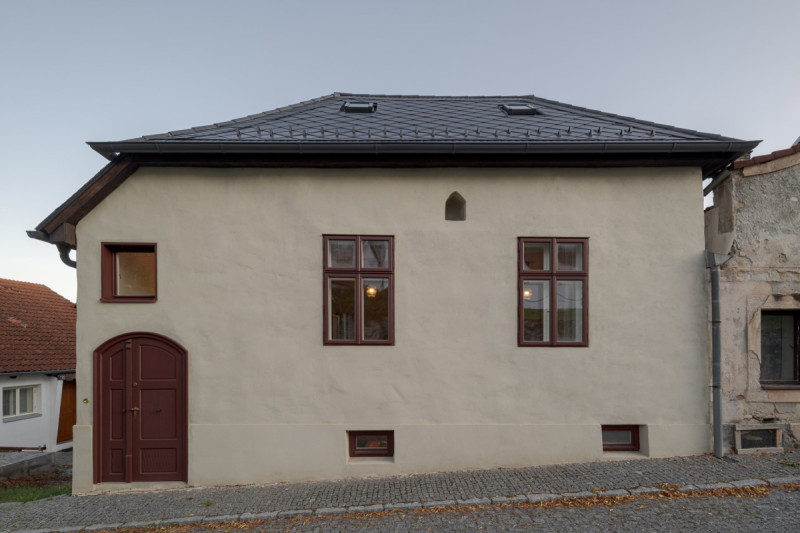 Fasáda se u rekonstrukcí historických budov nemusí zakrýt polystyrenem. (Rykonstrukce bývalé Synagogy v Rabí; MAM ateliér)