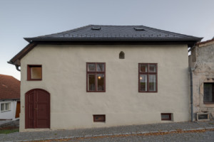 Fasáda se u rekonstrukcí historických budov nemusí zakrýt polystyrenem. (Rykonstrukce bývalé Synagogy v Rabí; MAM ateliér)