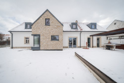 Stavení s červenou pumpou od DESTYL architekti