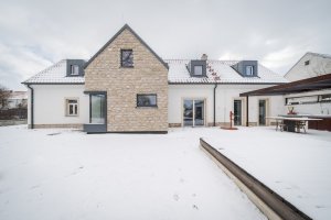 Stavení s červenou pumpou od DESTYL architekti