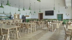 Zajíc se ve zrekonstruované hospodě dostal na stylizované opěrky židlí, věšáky nebo držáky na tácky. (Lidový dům Zaječov, IO Studio)