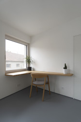 Pohled do pracovního koutu (Rodinný dům v Senici na Hané, TŘI.ČTRNÁCT architekti)