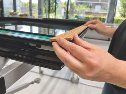 Společnost Schüco představuje nová designová okna s dřevěným dekorem