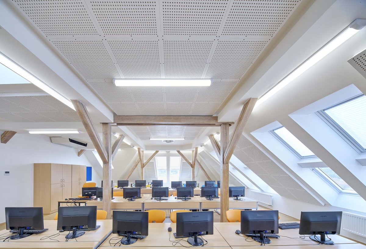 Akustické řešení Rigips v učebnách a školkách (na obrázku ZŠ Jankov)