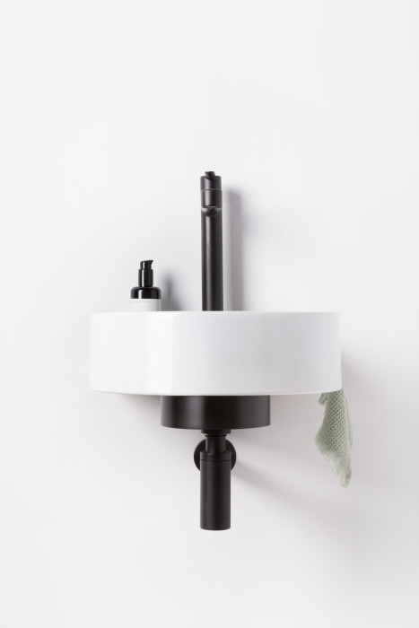 Keramické umyvadlo z kolekce Yard od RAVAKu navržené studiem  Vrtiška & Žák lze libovolně barevně kombinovat s konzolí a vodní bateriií.