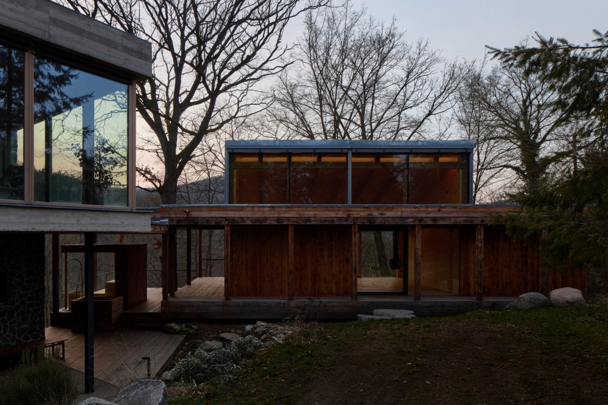 Okolí s mění s denní a roční dobou - a s ním i ateliér. (Dům Medník, päivä architekti)