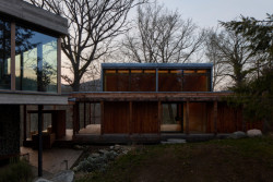 Okolí s mění s denní a roční dobou - a s ním i ateliér. (Dům Medník, päivä architekti)