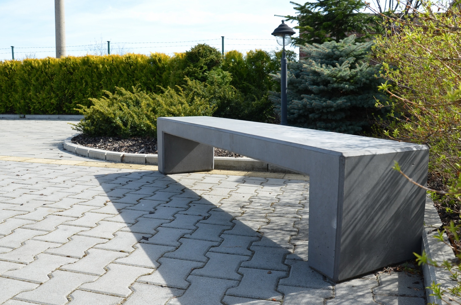 Betonová lavička z úspešné řady LA.  Ilustrační foto.