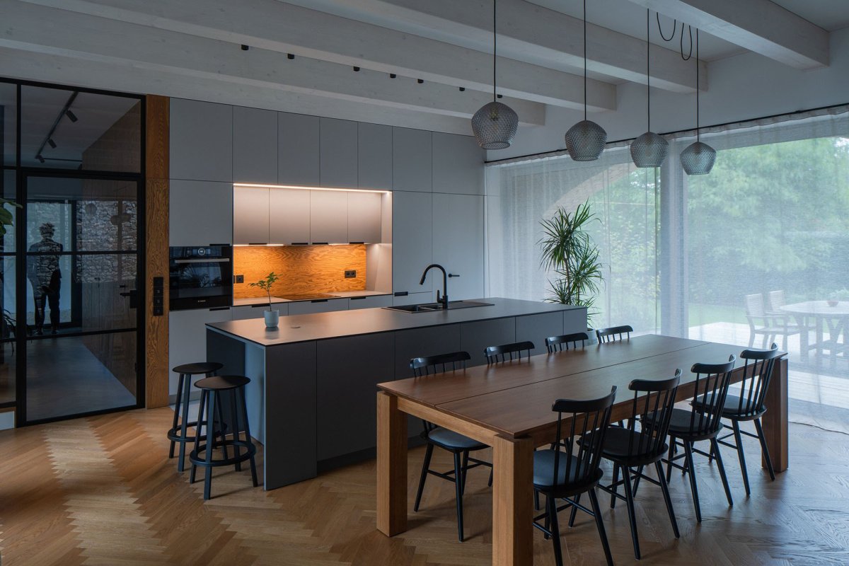 Konstrukce se navzájem nedotýkají. Stojí odděleně. (Zapomenutá stodola, Karnet architekti)