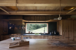 V kuchyni - standard je zcela současný.(Chalupa Wunderbaude, A1Architects)