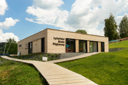 Modu­lár­ní objek­ty pro­ka­zu­jí své výho­dy i jako záze­mí pro růz­né spor­tov­ní akti­vi­ty. Díky dřevěným fasádním systémům navíc dobře zapadnou do horského prostředí.