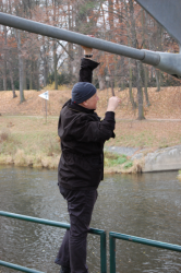 Emil Přikryl vysvětluje konstrukci lávky od Mirko Bauma v Hradci Králové, exkurze AVU 2012