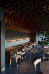 Součástí architektury je až ambientní osvětlení. (Restaurace Hansik v Praze; Neuhäusl Hunal)