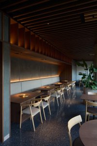 Součástí architektury je až ambientní osvětlení. (Restaurace Hansik v Praze; Neuhäusl Hunal)