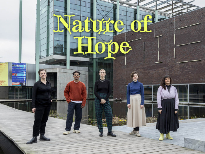 Kurátorky a kurátoři bienále v Rotterdamu před místem konání, centrem Nieuwe Instituut. Zleva Janna Bystrykh, Hani Salih, Noortje Weenink, Catherine Koekoek. Alina Paias