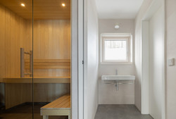 Koupelna se saunou pro pravý zážitek z hor. (Chalupa v Krkonoších; System Recovery Architects)