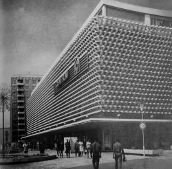 Dobový snímek nově dokončeného domu Centrum v Suhlu.