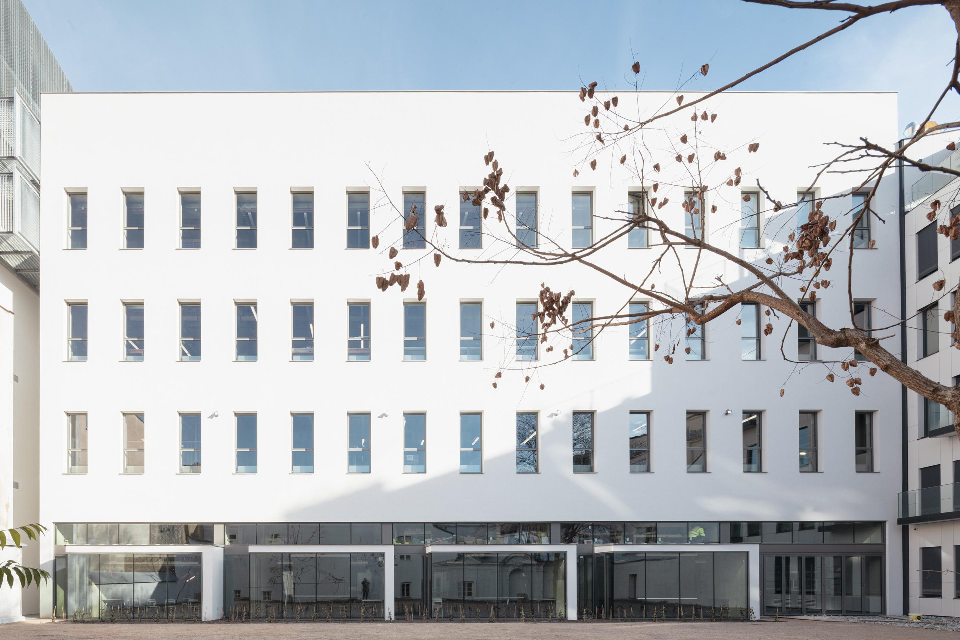 Technologické centrum UMPRUM s dílnami vzniklo přestavbou historického domu v centru Prahy. Jedním ze členů architektonického týmu byl tehdejší pedagog školy Ivan Kroupa. (Technologické centrum Umprum, Projektový ateliér Umprum, 2021)