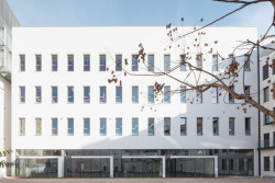 Technologické centrum UMPRUM s dílnami vzniklo přestavbou historického domu v centru Prahy. Jedním ze členů architektonického týmu byl tehdejší pedagog školy Ivan Kroupa. (Technologické centrum Umprum, Projektový ateliér Umprum, 2021)