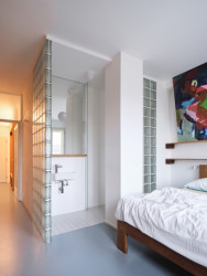 Ložnice a rodičovská koupelna (Byt na rohu; Prokop Hartl)