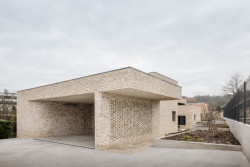 Rodinný dům v Záhorských sadech v Bratislavě, ARCHITEKTI mikulaj & mikulajova: Jeden z kvádrových pavilonů funguje jako garáž se skladem