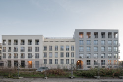 Domy v novém bloku mají čtyři nadzemní podlaží, pouze dvě nárožní hmoty jsou ještě o jedno podlaží vyšší. (Bytový dům Nové Lauby v Ostravě, ateliér znamení čtyř - architekti)