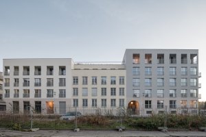 Domy v novém bloku mají čtyři nadzemní podlaží, pouze dvě nárožní hmoty jsou ještě o jedno podlaží vyšší. (Bytový dům Nové Lauby v Ostravě, ateliér znamení čtyř - architekti)