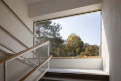 Rekonstrukce mateřské školy Polánka, ateliér CL3: Za velkoformátovým oknem se nachází prostorný parapet