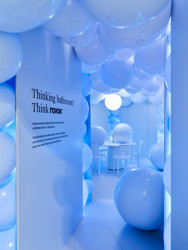 Česká společnost Ravak se prezentuje na milánském Salone del Mobile. Jejich ambientní, vizuálně atraktivní expozici navrhlo renomované autorské duo Vrtiška & Žák.