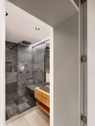 Druhá pánská koupelna se sprchovým koutem a toaletou. (Byt U vodopádu, Iva Hájková Studio)