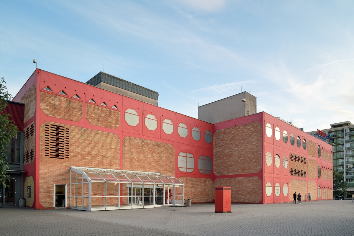 Barbie má ráda krásné oblečení, dokonalý outfit se jí každé ráno seskládá sám v její bezedné skříni. V reálném světě ovšem zamíří do PRIORU a do jakého jiného než skoro růžového. (Obchodní dům PRIOR v Pardubicích, Růžena Žertová, 1971–1974)