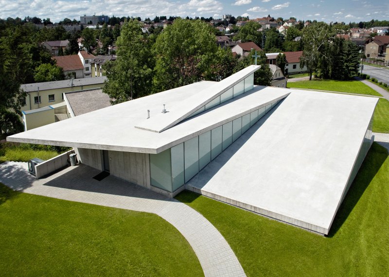 Je z betonu a částečně pod zemí. Modlitebna Církve bratrské, jeden z nenápadných nových skvostů Litomyšle.