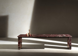 Stůl Assiale z červeného mramoru od B&B Italia