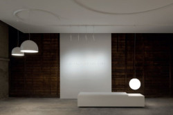 My Circuit dokáže na stropě vytvářet souvislé nebo i zcela nesouvislé cesty. (Od Michaela Anastassiadesa pro Flos)