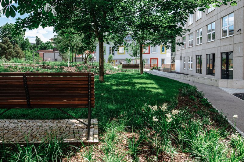 Důležitý přínos parku: stín a chlad v horkých dnech. (ateliér YYYY, park U Uranie)