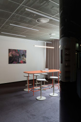 Z nápojových kartonů je i toto vybavení lobby - materiál je potažený ještě oranžovým laminem. (Kanceláře právnické firmy Rowan Legal, ateliér HRA)