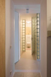 Aby stropy působily vyšší, navrhli architekti použít dveře bez horního překladu. (Byt v paneláku od hurá studio)