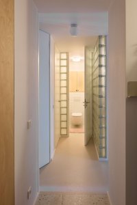 Aby stropy působily vyšší, navrhli architekti použít dveře bez horního překladu. (Byt v paneláku od hurá studio)