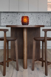 Dubový ostrůvek v hlavním obytném prostoru (Interiér bytu Karlín; PANIKHORN)