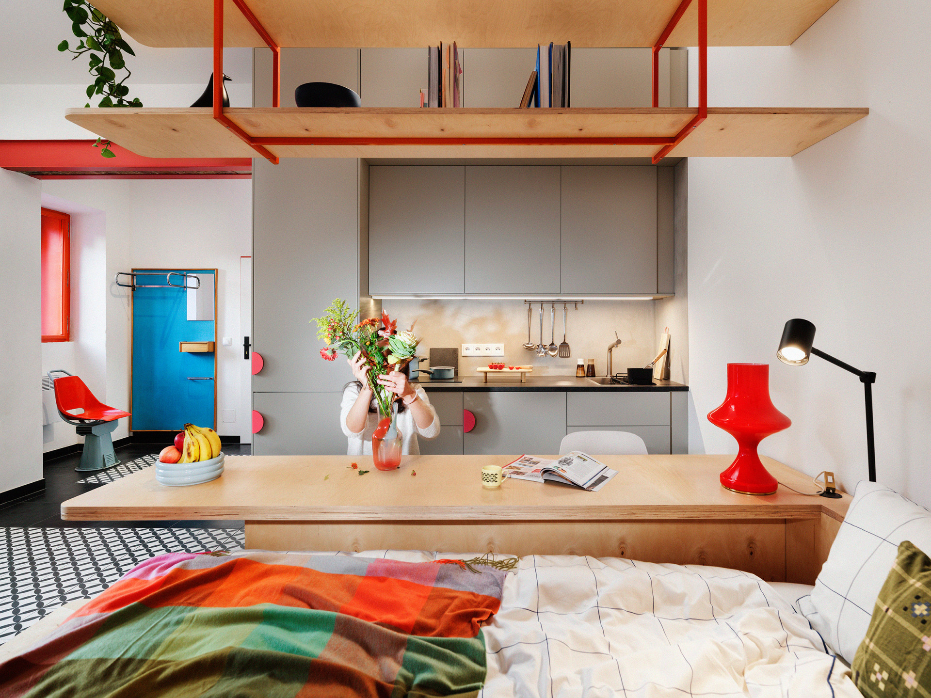 Studio KOGAA zkouší už dlouho development jinak. Zde přetvořili nevyužité přízemí městského domu na tři hravé bytové jednotky se sdíleným prostorem a společnou knihovnou. "I s omezenými prostředky lze vytvořit zajímavé prostory pro bydlení," chválí porota.