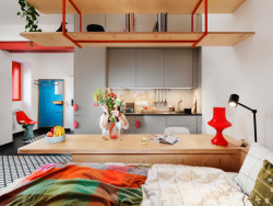 Studio KOGAA zkouší už dlouho development jinak. Zde přetvořili nevyužité přízemí městského domu na tři hravé bytové jednotky se sdíleným prostorem a společnou knihovnou. "I s omezenými prostředky lze vytvořit zajímavé prostory pro bydlení," chválí porota.