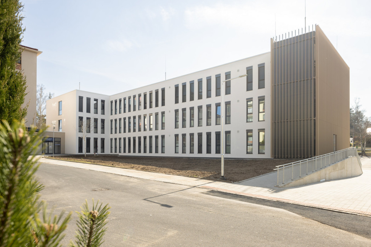 Stavba probíhala zcela za plného provozu nemocnice. (Pavilon psychiatrie v Ostrově od KOMA MODULAR; interiéry petit atelier)